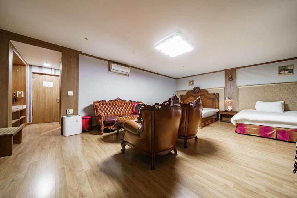 Hotel Olympic Changwon Buitenkant foto