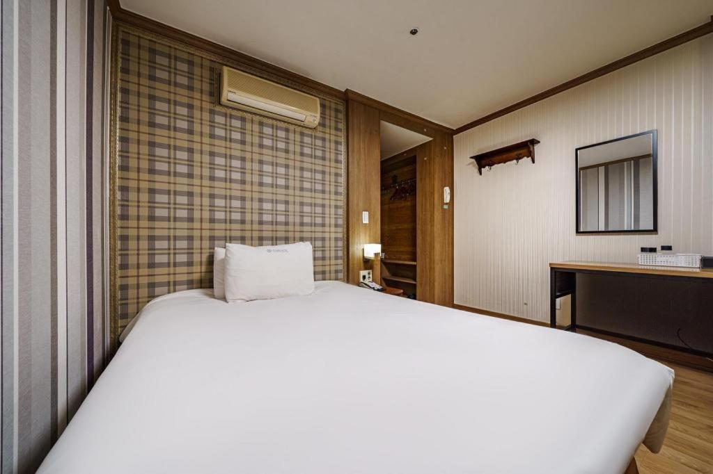 Hotel Olympic Changwon Buitenkant foto