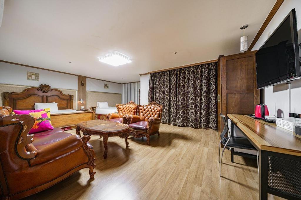 Hotel Olympic Changwon Buitenkant foto