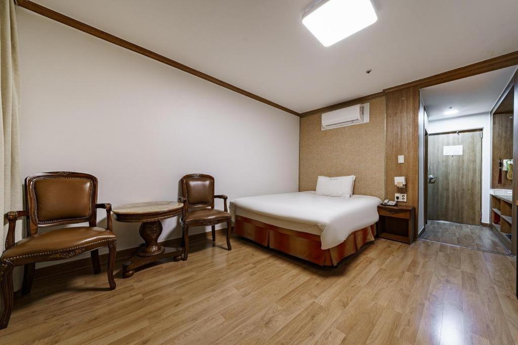 Hotel Olympic Changwon Buitenkant foto