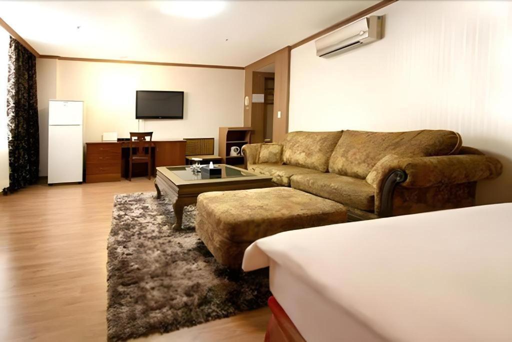 Hotel Olympic Changwon Buitenkant foto